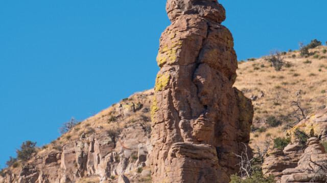 Steinsäule mit Kopf