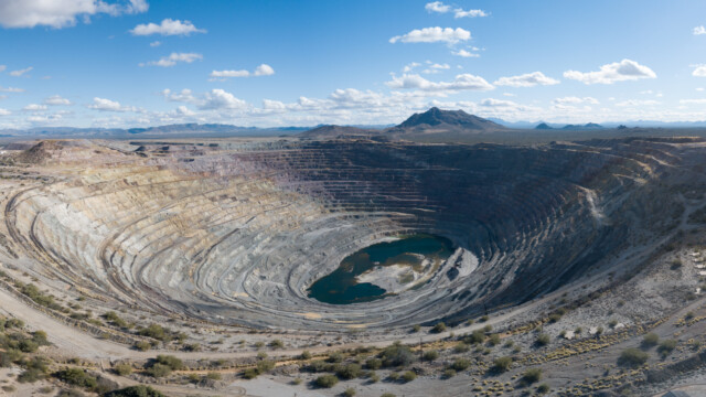 riesige Kupfermine aus Drohnenperspektive