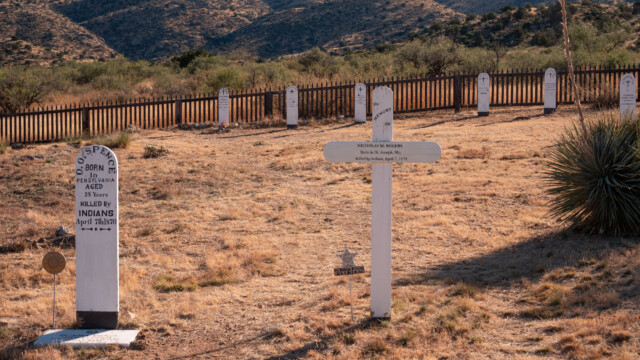 Friedhof mit Apaches, Soldaten und Zivilisten