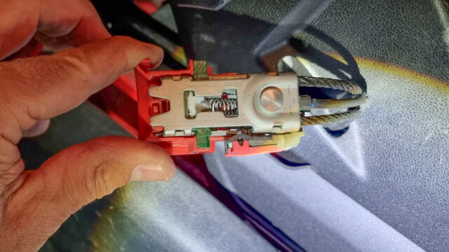 geöffnetes Gurtschloss