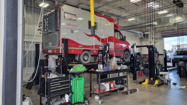 Jupi auf dem Bock in der Sprinter-Garage
