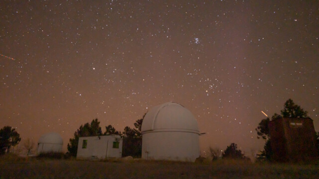 eines der Observatorien, im Hintergrund der Kopf des Sternbildes Stier und etwas weiter oben die Plejaden, auch die sieben Schwestern genannt;