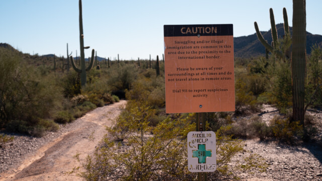 Warnschild auf dem Wanderweg