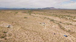 Jupi neben dem blauen Vario auf dem Gunsight Wash BLM-Land