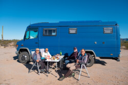 gemütliches Zusammensitzen zum Sonntags-Zopf