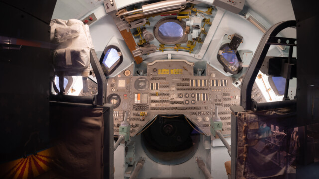 Cockpit Apollo Raumkapsel (der mittlere Sitz fehlt)