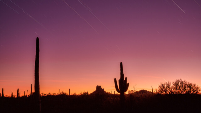 schwache Strichspuren nach Sonnenuntergang Richtung Westen