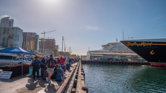 Passagiere vor dem Einchecken