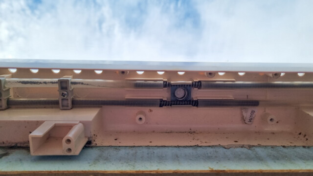 ... das diese zwei Metall-Züge antreibt und sich dabei abnützt, weil aus weicherem Alu;