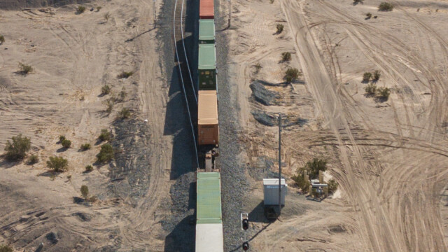 Güterzug an Kreuzungsstelle, im Hintergrund sieht man die Lichter des entgegenkommenden Zuges