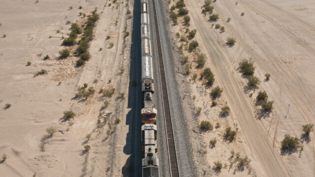 Güterzug von oben mit drei Lokomotiven