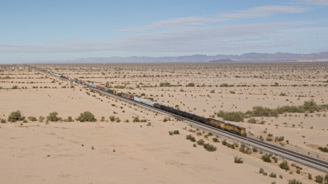 Güterzug quer durch die Wüste mit nur zwei Lokomotiven