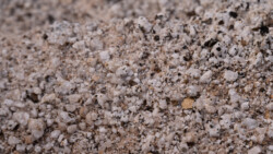 was glitzert denn da im Stein?