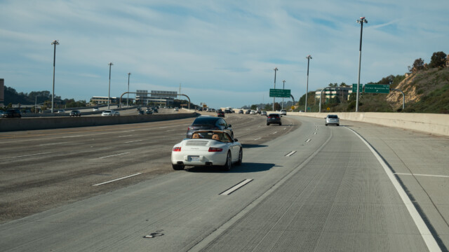 sieben Spuren pro Richtung und relativ wenig Verkehr