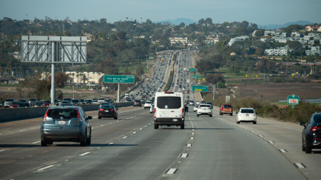 hier sechs Spuren pro Richtung