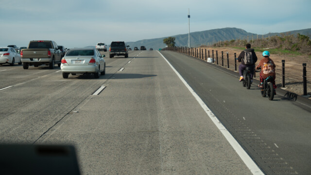 mehrmals sehen wir Velofahrer auf dem Pannenstreifen...