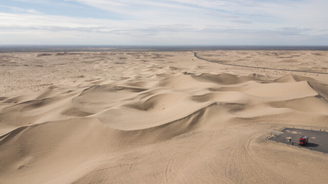 quer durch die Dünen führt eine Asphalt-Strasse