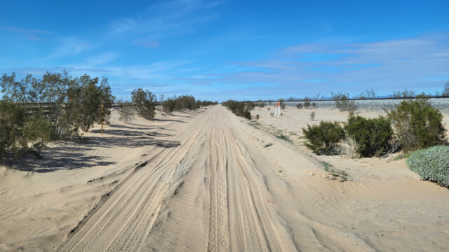 die parallel zur Düne verlaufende Sandpiste