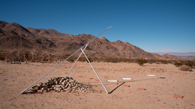 ... und einer Sonnenuhr - wir sind kurz nach Mittag da, wie man feststellen kann;
