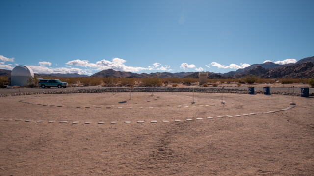 ... mit einer Art Planetenweg...