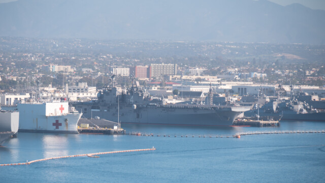 vorne ein Spitalschiff, hinten ein Flugzeugträger der Marines
