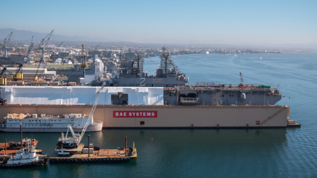 hinter dem Trockendock ist die ganze Bucht voll mit Kriegsschiffen