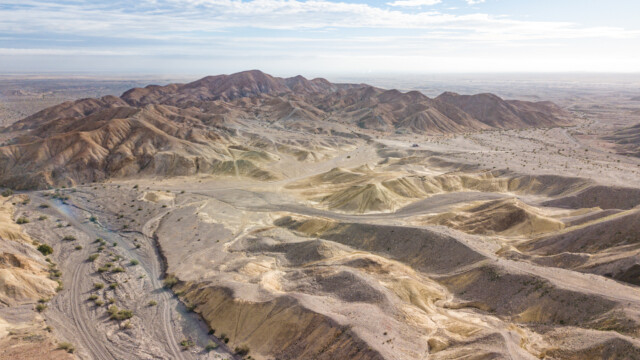 Ansicht von oben - viele verschiedene Farben, Jupi steht winzig im Hintergrund