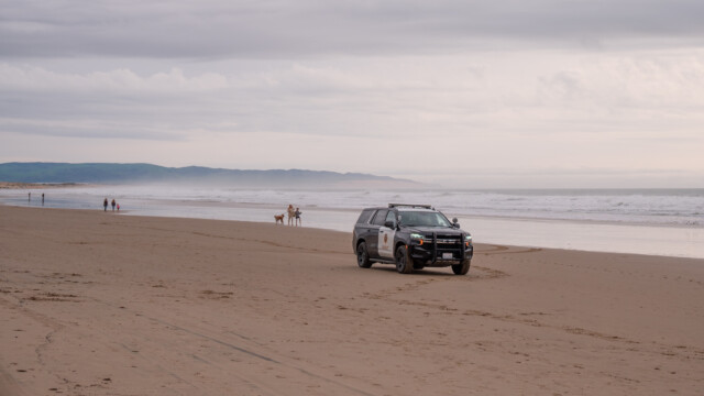 Sheriff patrouillert am Strand