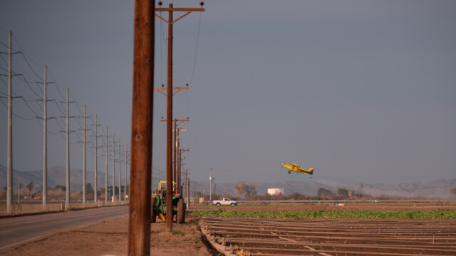 und wird vor den Leitungen hochgezogen