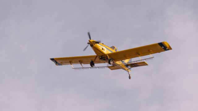 Typ: Air Tractor AT-400 aus den USA; die Sprühstange hat 69 Düsen