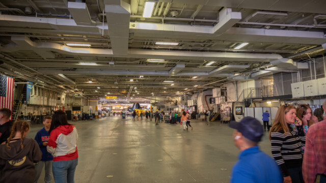 riesiger Flugzeug-Hangar im Innern