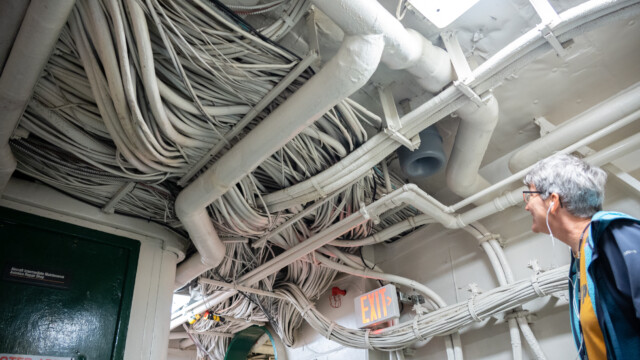 Kabel im Flugzeugträger: Kabelkanäle kannten die Amerikaner wohl damals noch nicht...