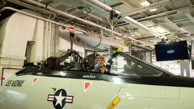 Bettina im Cockpit einer F-14 Tomcat ...