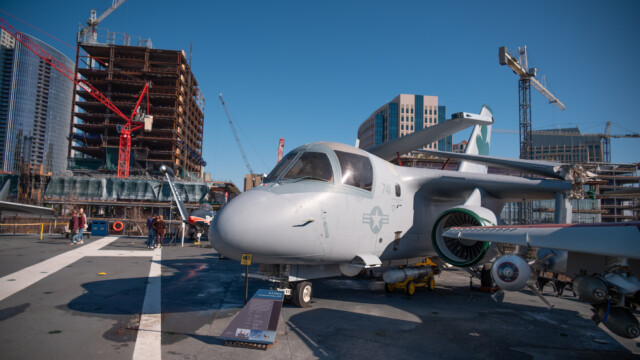die meisten Flugzeuge können die Flügelspitzen hochklappen