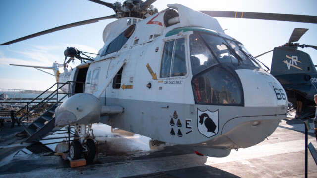 grosser Transporthubschrauber; man beachte die fünf Zeichen neben dem Buchstaben E ...