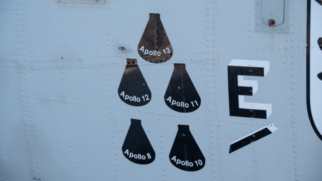 es sind die Apollo Missionen, bei denen die Crews mit einem solchen Helikopter nach der Wasserung aus dem Meer geholt wurden;