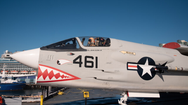 man beachte den Pilotennamen: John Glenn, der nach seiner Karriere bei der Navy Astronaut wurde; er flog übrigens mit diesem Exemplar den Weltrekord zwischen der West- und Ostküste der USA;