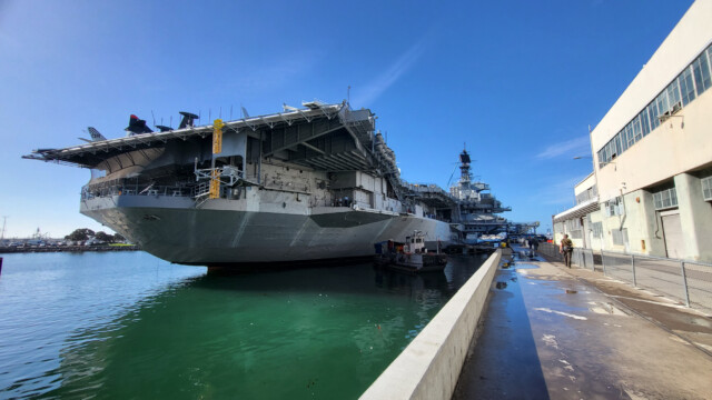 USS Midway von aussen