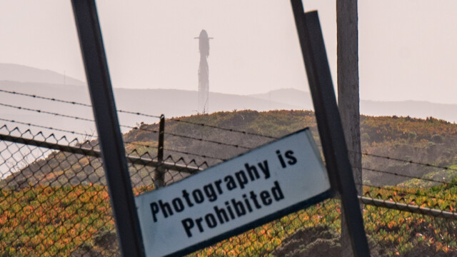 ob man wenigsten das kaputte Schild fotografieren darf? Im Hintergrund die Falcon 9