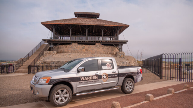 Gefängnisfahrzeug, im Hintergrund der Wachturm