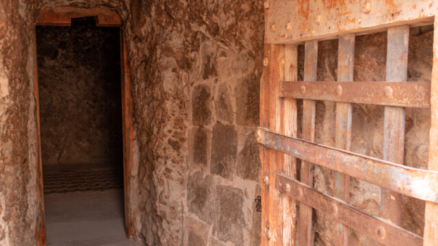 innen gibt es in der Dunkelzelle kein Licht