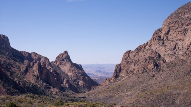 unten sieht man durch den Schlitz (= "das Fenster") in die Ferne