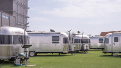 ... und jeder hat eine Starlink-Antenne