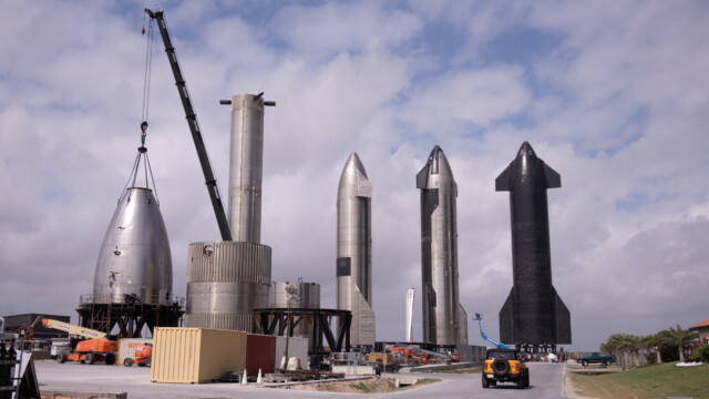 der Raketengarten mit verschiedenen Starship-Oberstufen