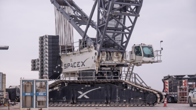 mit diesem Kran werden die Raketen auf die Transportfahrzeuge beladen oder davon abgeladen