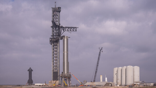 links die Starship-Oberstufe, in der Mitte der Booster am Startturm