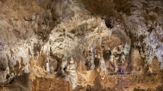 Tropfstein von unten und oben, Stalagmiten und Stalaktiten