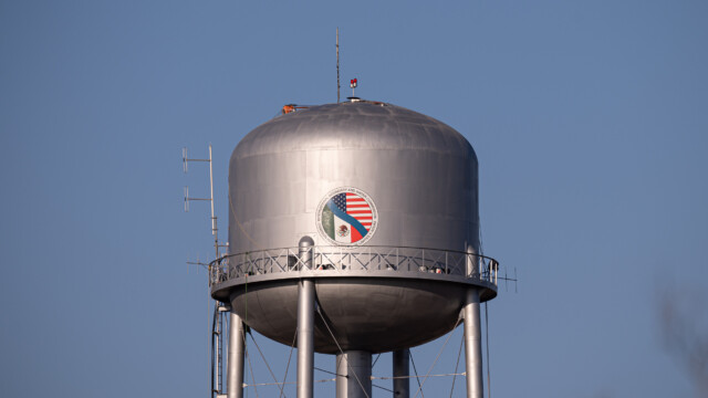 ein grosser Wasserturm thront in der Landschaft, ob er von beiden Ländern genutzt wird?