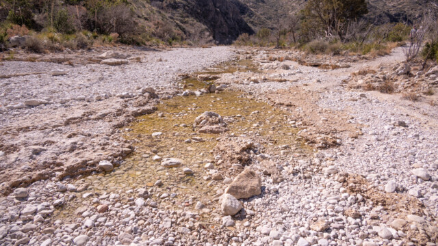 der Fluss versickert langsam im Bachbett