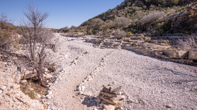 immer wieder ĂĽberqueren wir das ausgetrocknete Flussbett